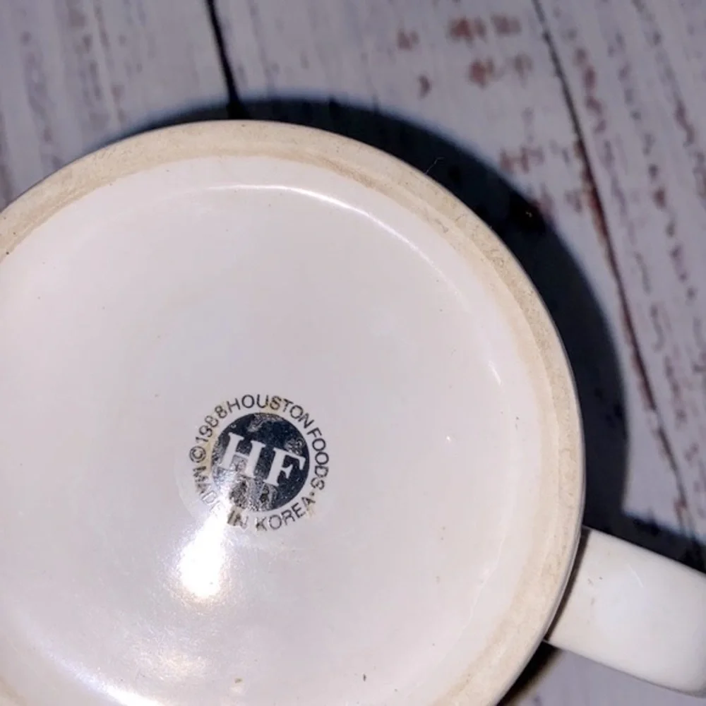 Vintage coffee mug Mrs. Clause kissing Santa